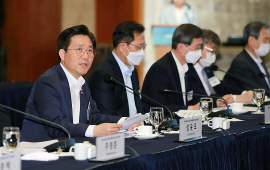 산업통상자원부는 23일 대우조선해양·듀산퓨얼셀 등 수소분야에 관심을 갖고 있는 민간기업 16개사, 한국전력 등 공기업 5개사, 준정부·연구기관 6개사 등 총 30개 기업·기관과 함께 '해외 청정수소 공급망 구축을 위한 상호협력에 관한 업무협약(MOU)'을 체결했다고 밝혔다. 성윤모 산업부 장관(맨왼쪽)이 이날 협약식에 앞서 열린 간담회에서 발언하고 있다. <산업통상자원부 제공>